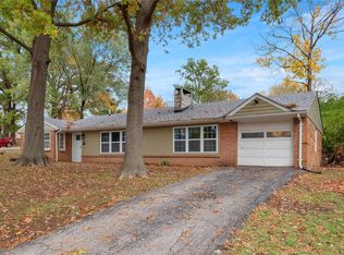3 Lakeview Dr, Saint Louis, MO 63135