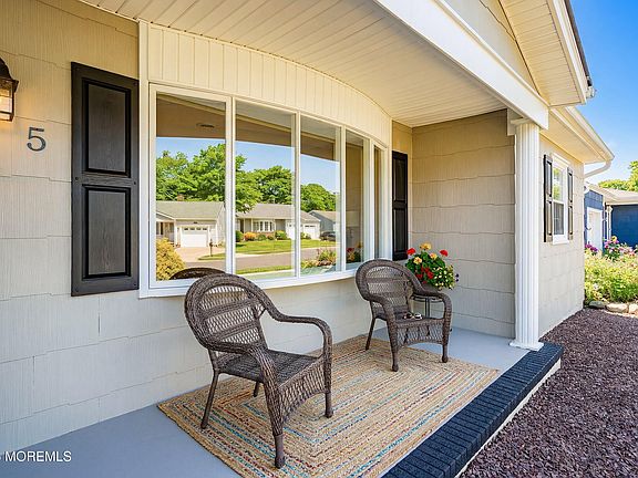 4th image of 5 Bennington Drive