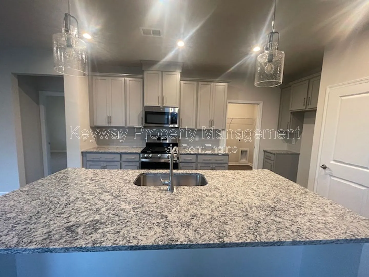 4 bed, 2.5 bath, 2046 sqft, $2,160 — Photo 3