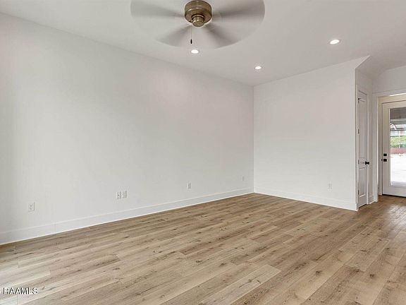 3rd image of 905 Broyles St #404