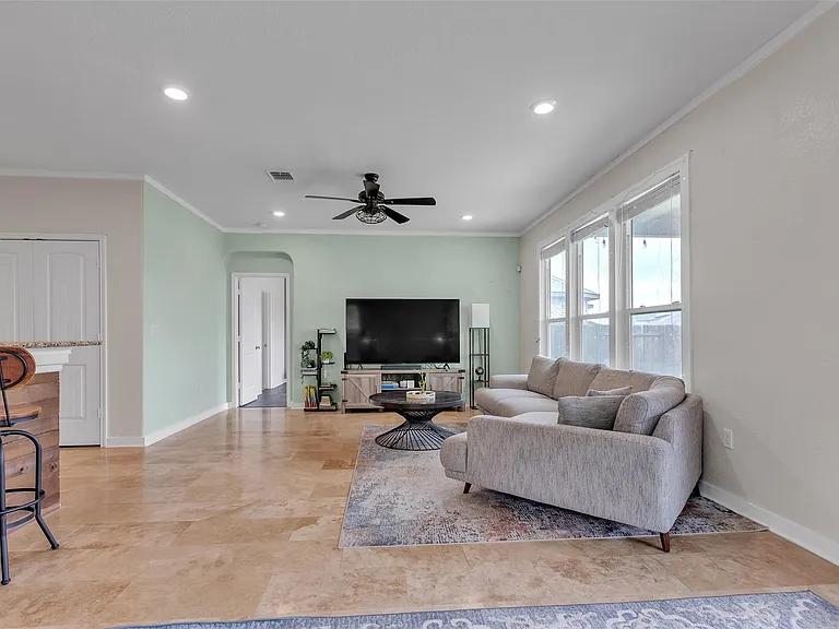 128 Kavanaugh St — Photo 4