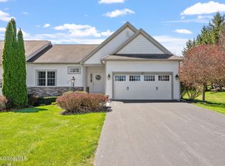 29 Hampton Cir, Mechanicville, NY 12118