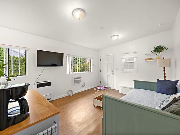 5th image of 2452 Colby Ave #R