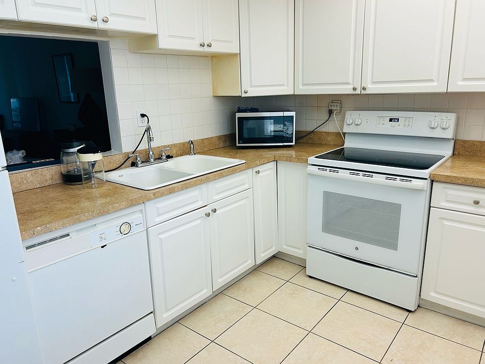 2nd image of 1601 NE 191st St APT 315