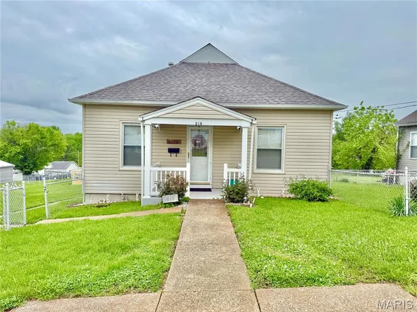 815 Stewart St, De Soto, MO 63020