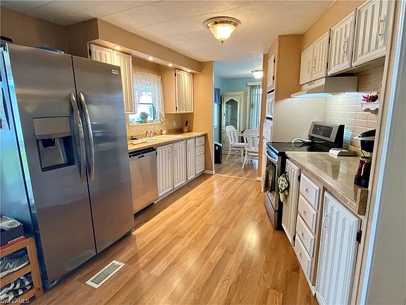4th image of 6 Poinsettia Dr