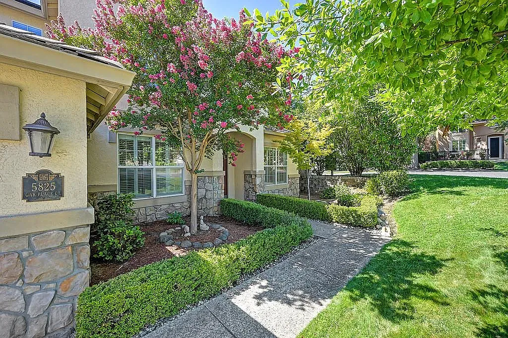4 bed, 2.5 bath, 2407 sqft, $4,000 — Photo 4