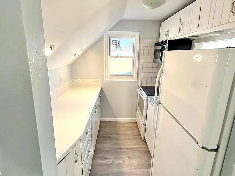 W 13th St — Photo 10