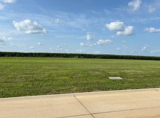 121 W School View Rd, Geneseo, IL 61254