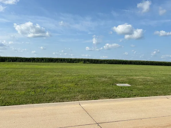 121 W School View Rd, Geneseo, IL 61254