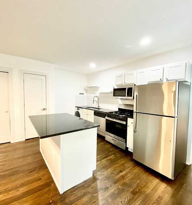 1st image of 110 E 40th St APT 307