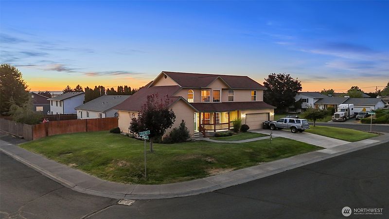 3rd image of 1716 S Legend Lane