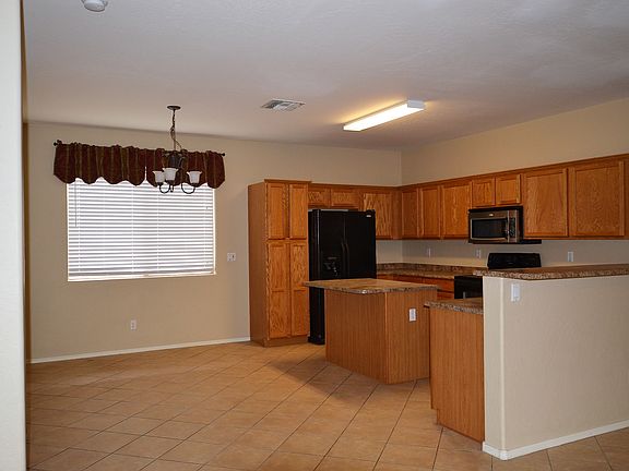 Eat in Kitchen Area & Breakfast Bar