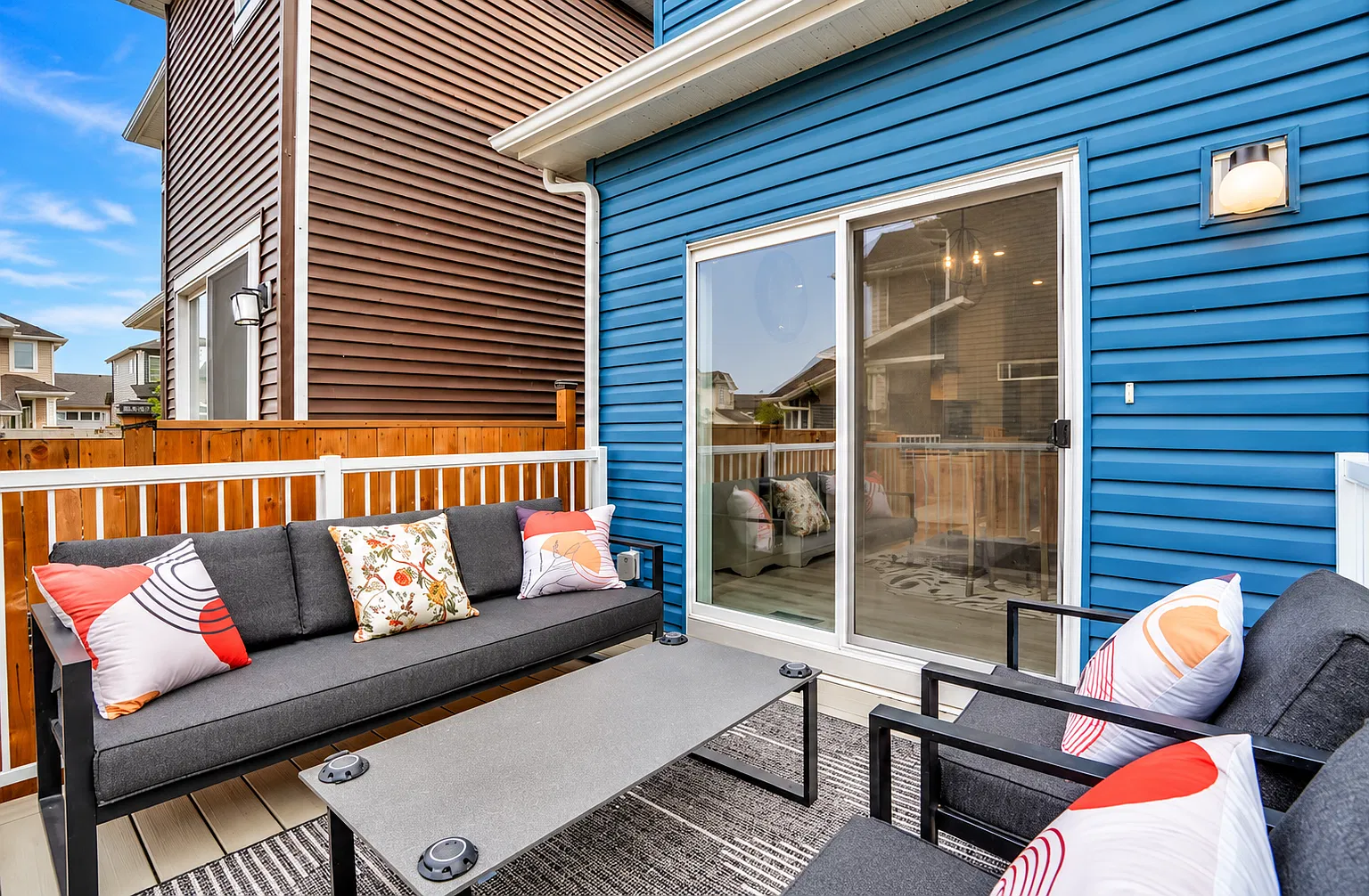 Hotchkiss Calgary Furnished 3 Bed Home With Double Garage Now For Rent — Photo 4