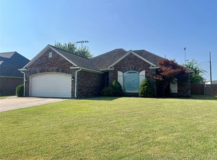 613 Valhalla Dr, Muskogee, OK 74403