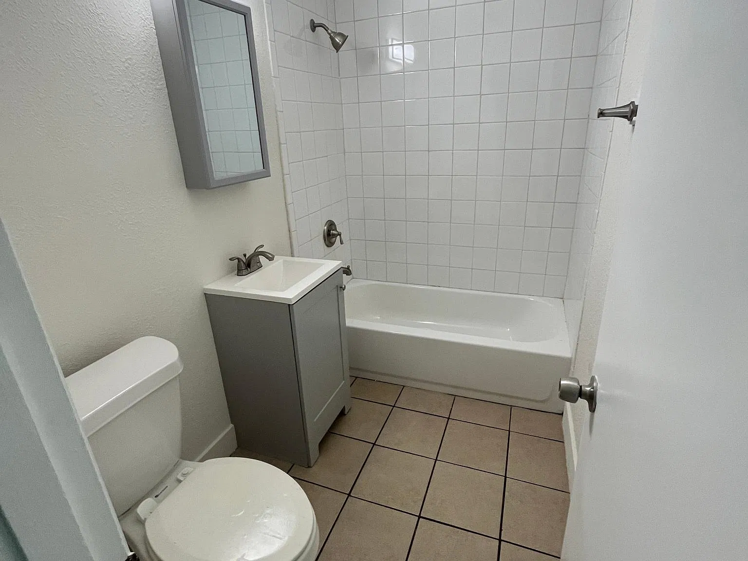 2 bed, 1000 sqft, $1,350 — Photo 2