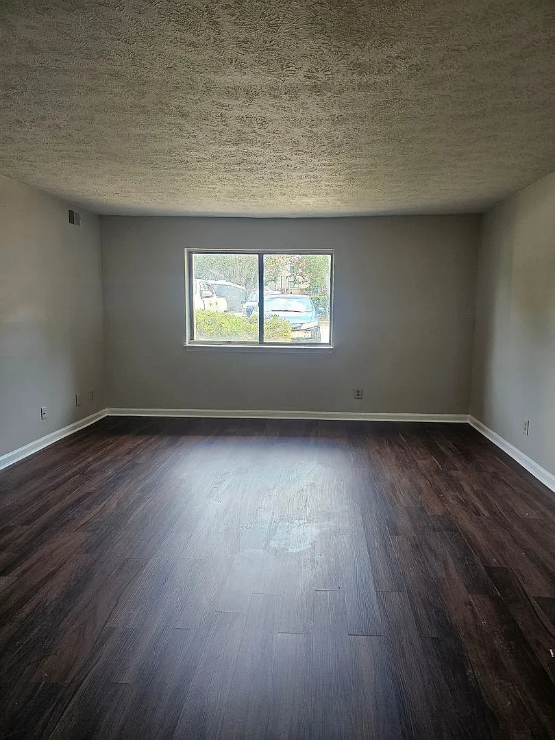 Conveniently Located Affordable Condo For Rent — Photo 3