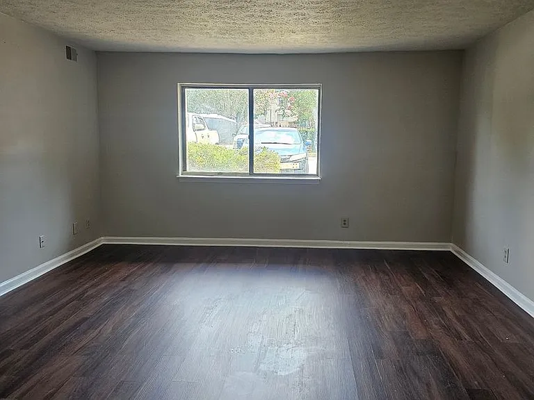 1402 Old Manor Rd — Photo 3