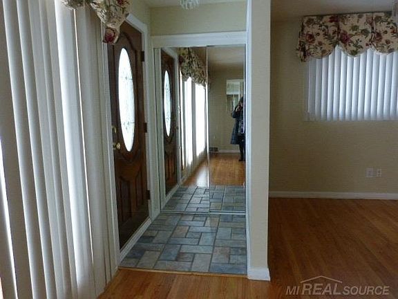 4th image of 22954 Edgewood St