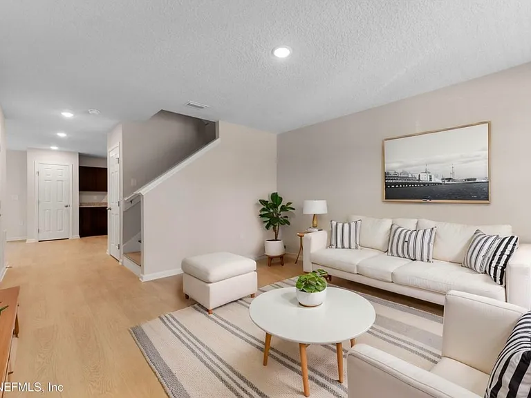 598 Florence St — Photo 3