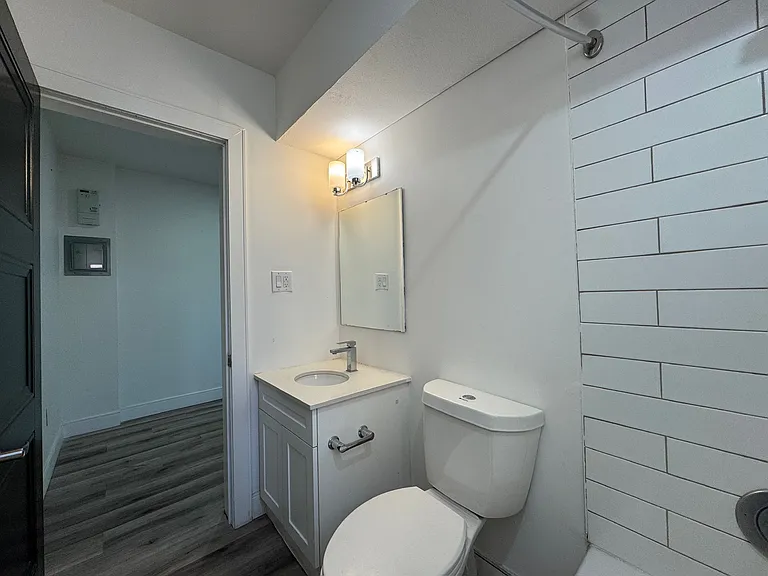 444 Park St W #204 — Photo 12