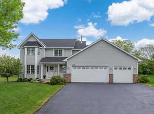 1836 Valley Ridge Trl S, Chanhassen, MN 55317