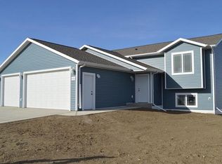 4005 Trident Ct NW, Mandan, ND 58554