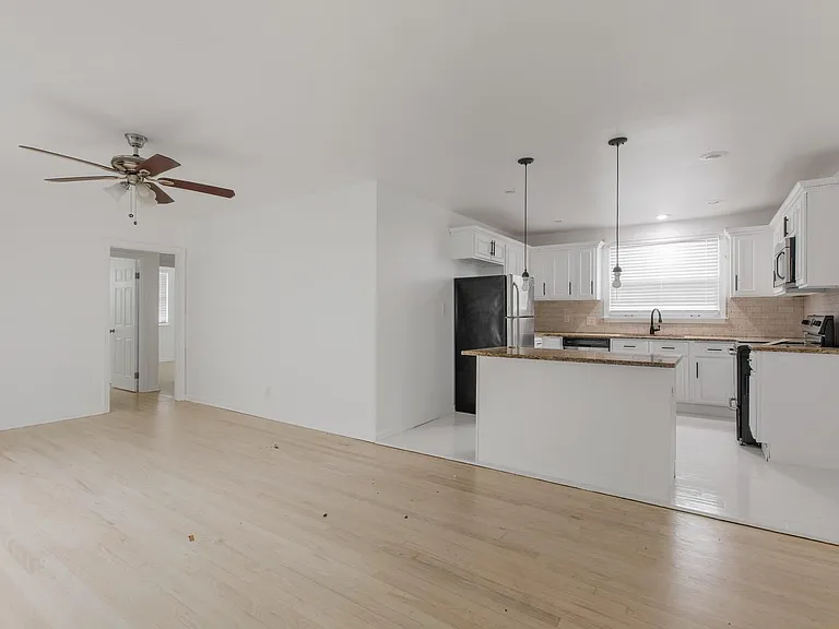 425 Perkins Dr — Photo 2