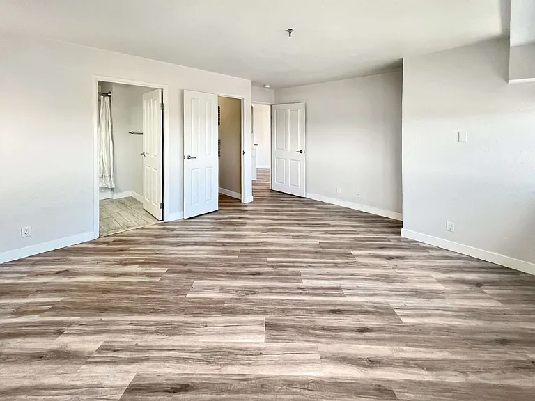100 Park Ave W — Photo 17