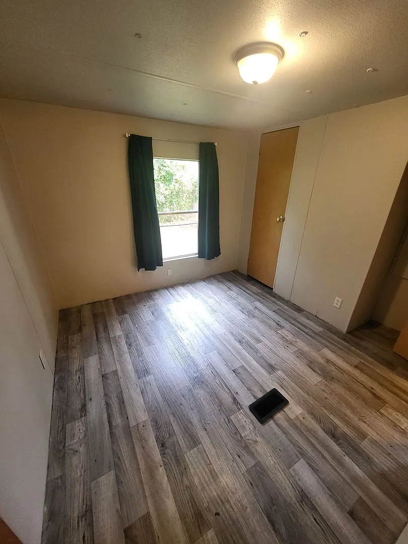 Freshly painted spacious 2-bedroom 1-bath home with a screened porch and storage shed. — Photo 4