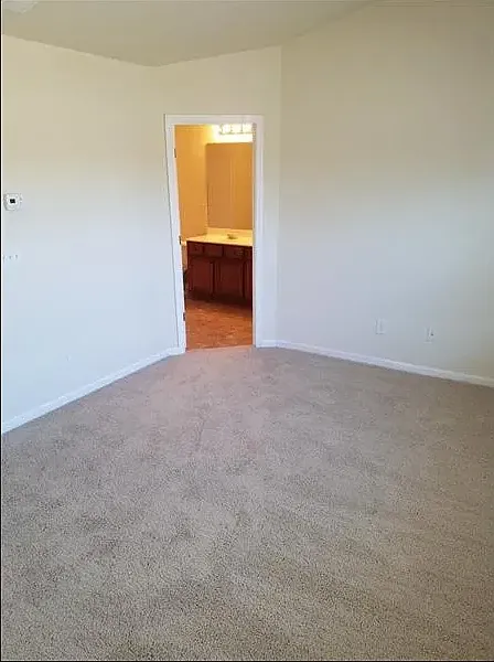 4 bed, 3.5 bath, 1796 sqft, $2,305 — Photo 4