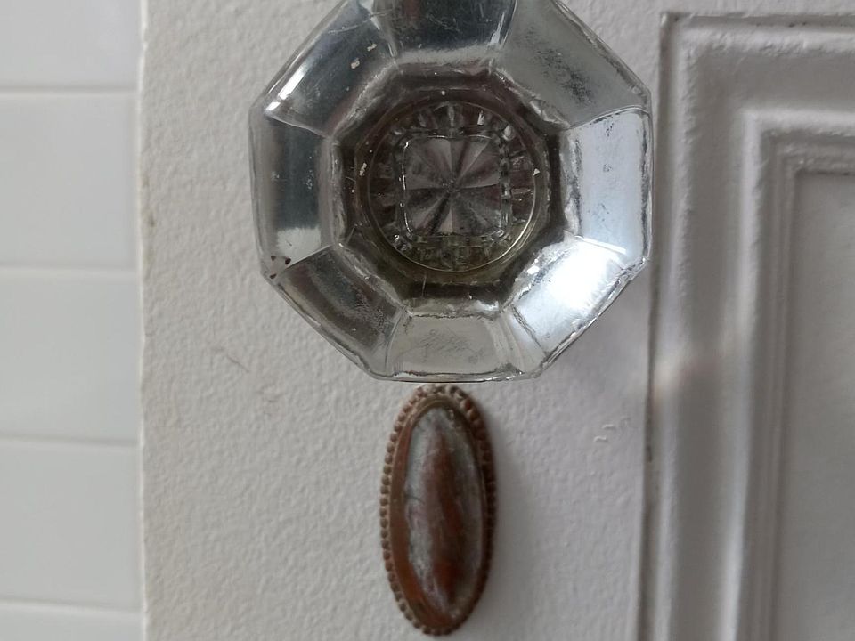Architecture details abound: glass knobs, 2 two decorative fireplaces, claw foot tubs.