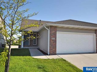 8614 Ridge Hollow Dr, Lincoln, NE 68526