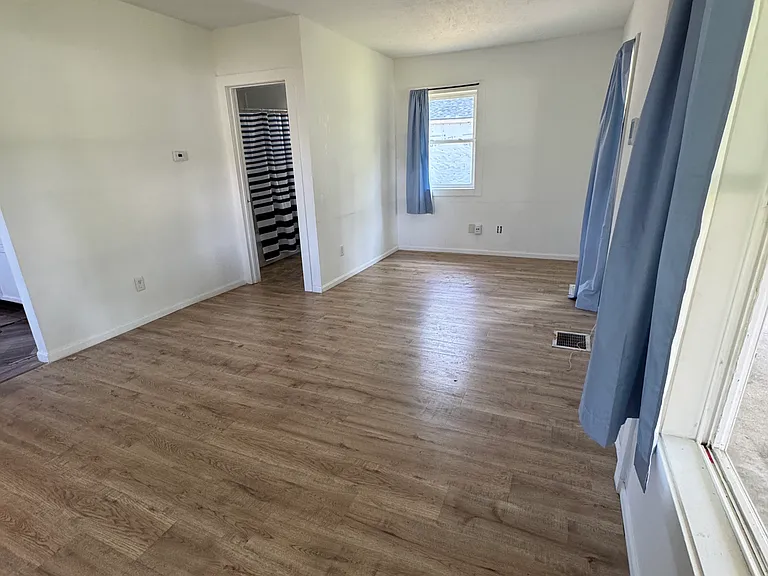 2022 Lincolnway E — Photo 2