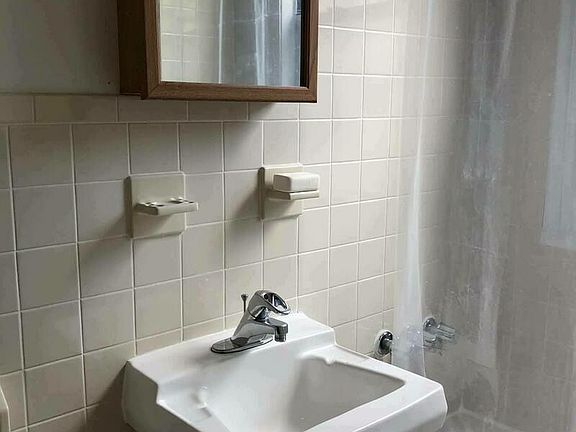 5th image of 734 Humboldt St APT 2R