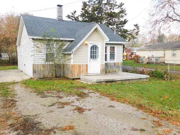 3336 Greenly St, Burton, MI 48529