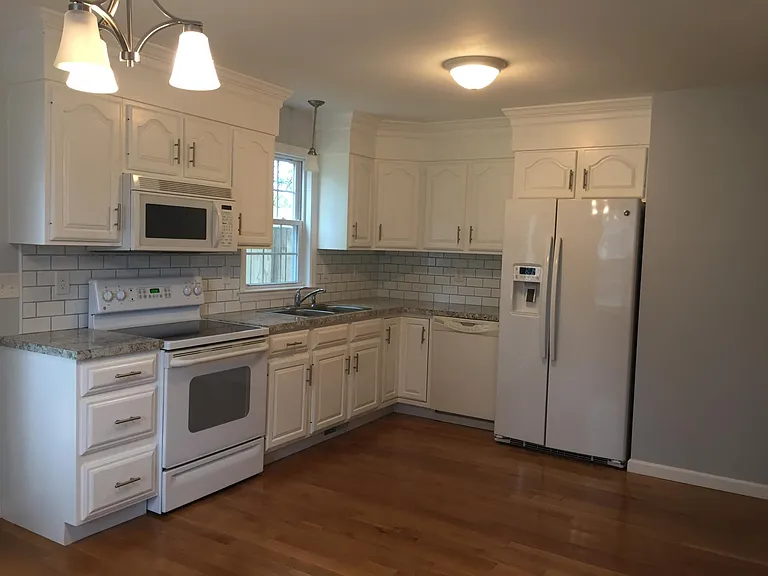 Kitchen/ Dining area12'5"x18'9"