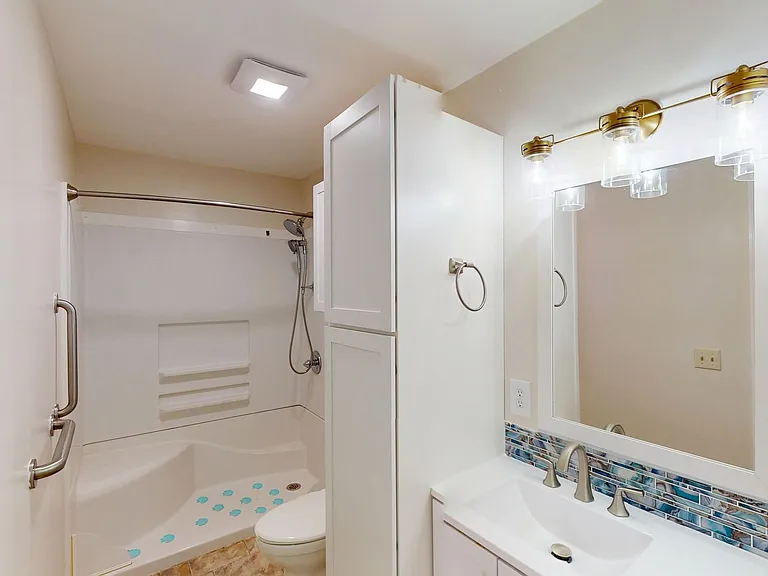 424 Eisenhower Dr — Photo 28