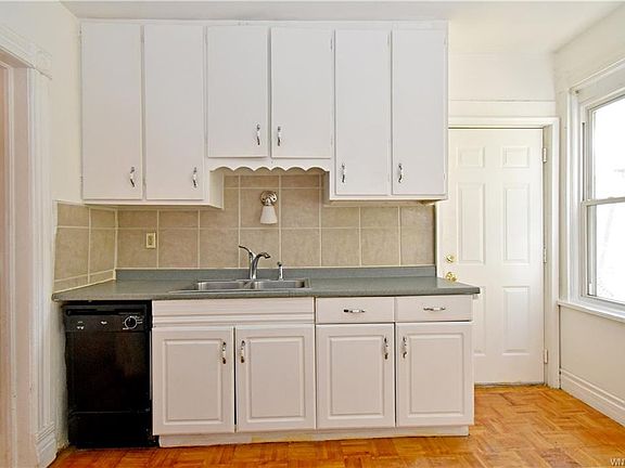 2nd image of 216 Lexington Ave