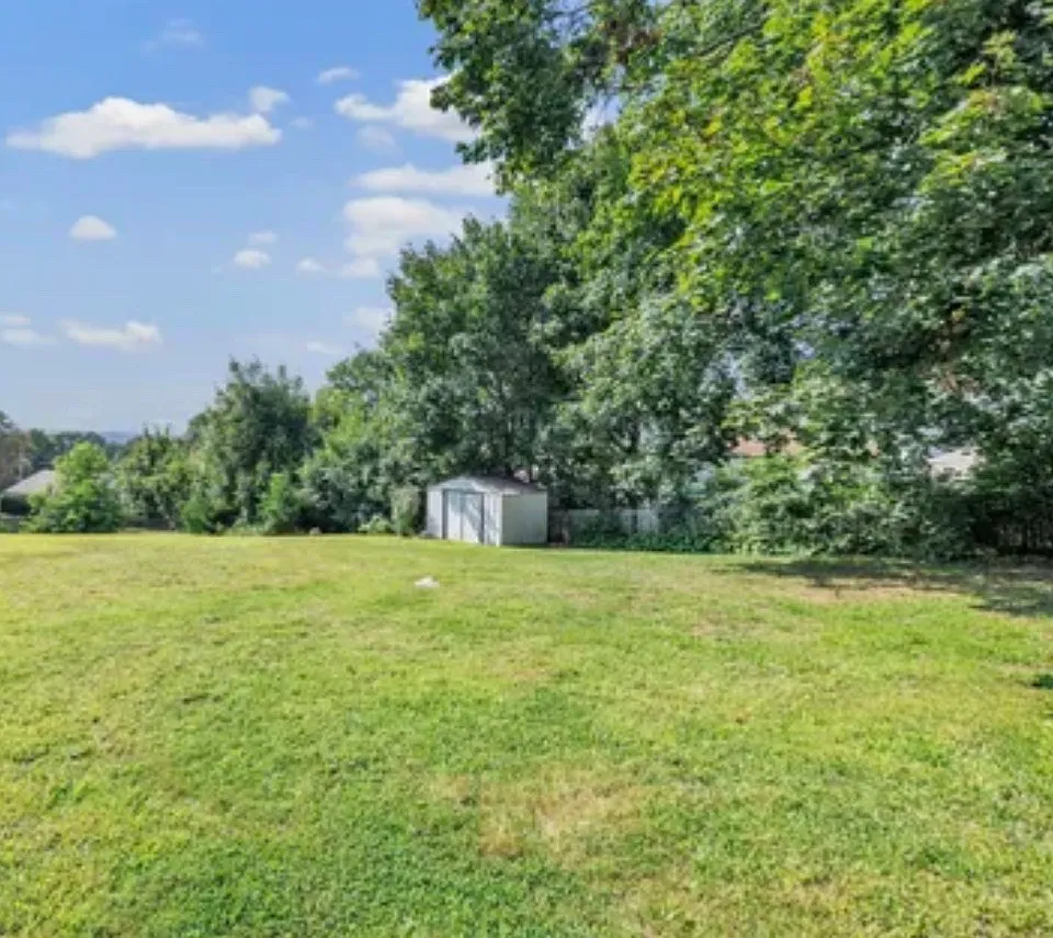 19 Sunset Dr — Photo 2