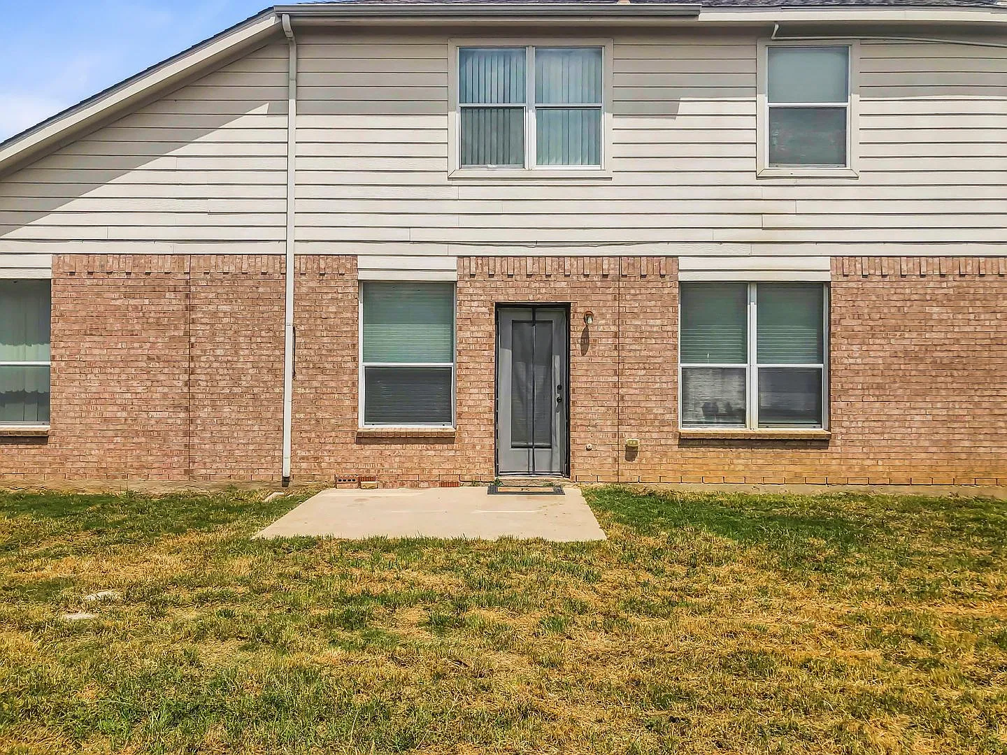 Great Size 2 story home ! — Photo 2