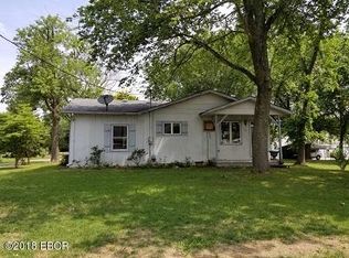 712 E Forest St, Benton, IL 62812