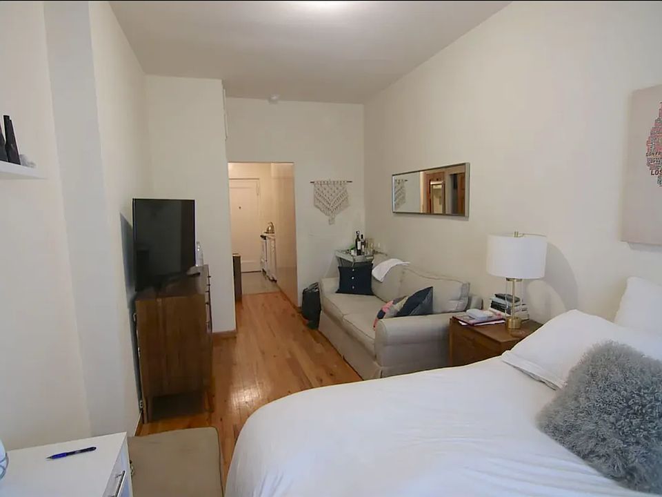 2nd image of 255 W 75th St APT 5B