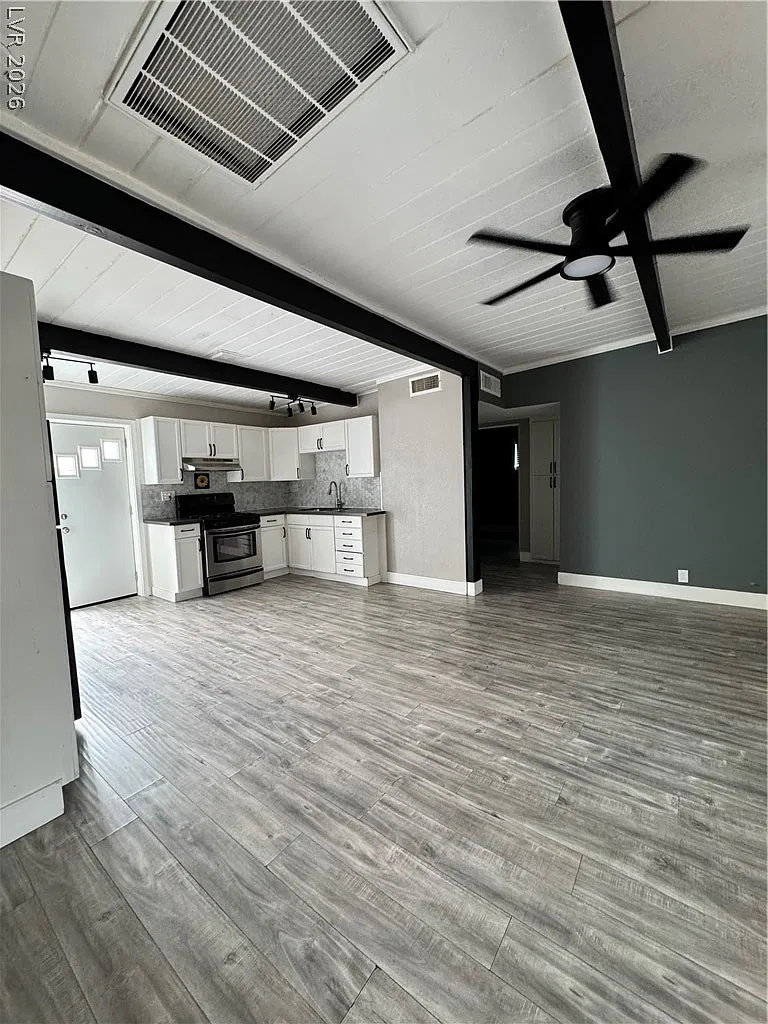 3 bed, 1.0 bath, 718 sqft, $1,900 — Photo 3