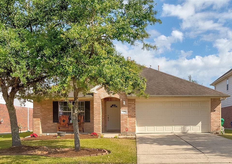 Welcome Home! Start creating precious lifetime memories! Lennar built 4 bedrooms, 2 full bathrooms, Large 2 car garage in the desirable Bay Colony Pointe