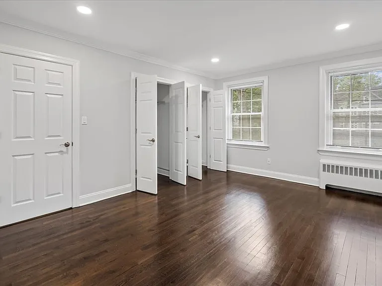 Whitehall Apartments — Photo 10