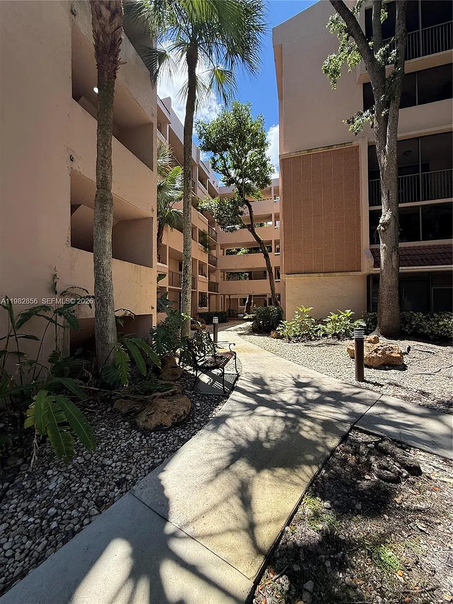 Building Photo - 6800 Cypress Rd #305