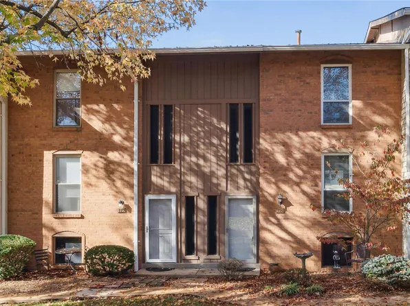 120 Carmel Woods Dr, Ballwin, MO 63021