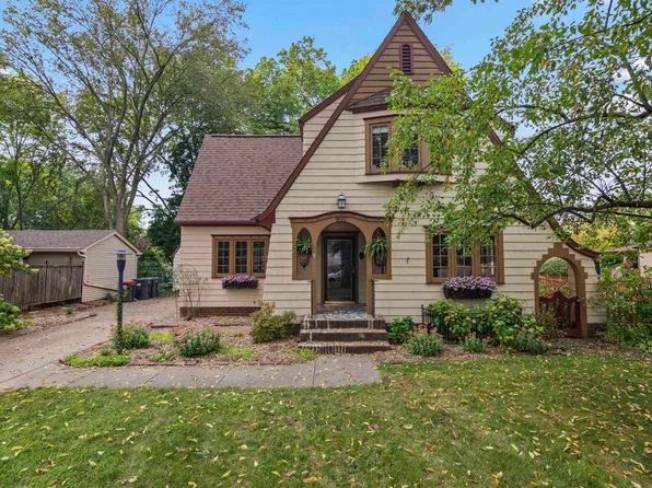 907 Bacon St, Pekin, IL 61554