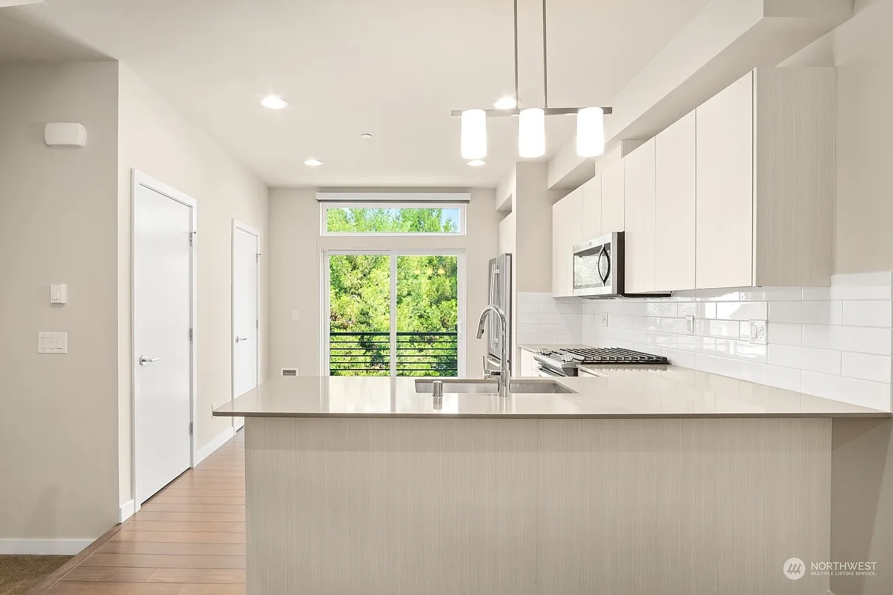 2 bed, 1360 sqft, $3,200 — Photo 3